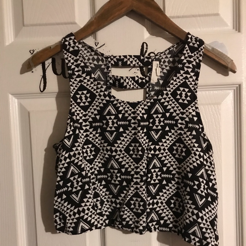 xs garage black and white top